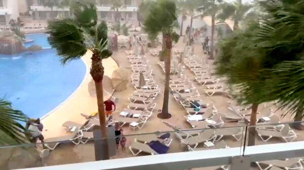 Vakantiegangers Magaluf uit hun ligbedjes geblazen dankzij spontane storm