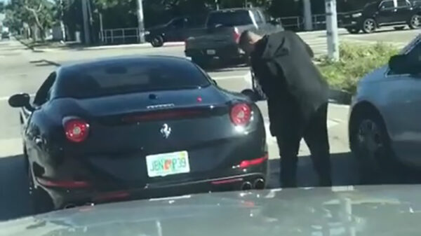 Automobilist moet zijn Ferrari even bijvullen en wordt belachelijk gemaakt