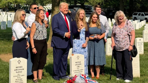 Ophef over lachende Donald Trump die duim opsteekt bij het graf van een soldaat