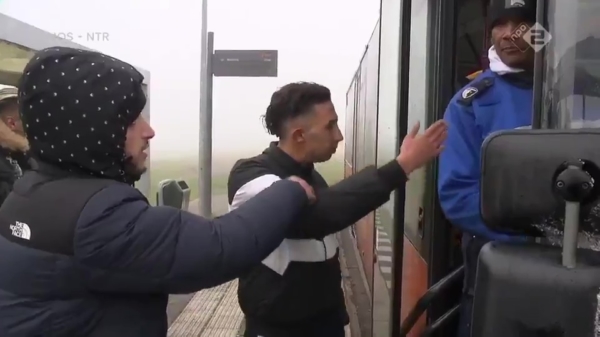 In de bus in Ter Apel is het nog steeds racisme dat asielzoekers niet mogen zwartrijden