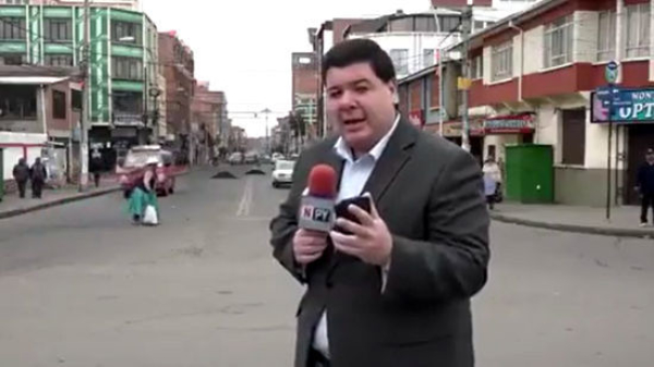 Reporter hardhandig onderbroken tijdens live televisieverslag