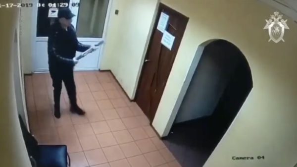 Russische Terminator komt met afgezaagde shotgun verhaal halen bij bewaker