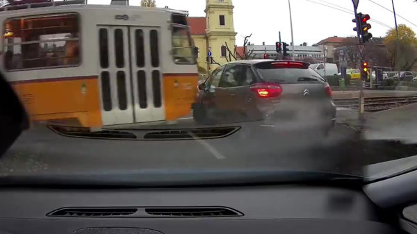 Nog even gauw inhalen voor een spoorwegovergang is echt een heel slecht idee