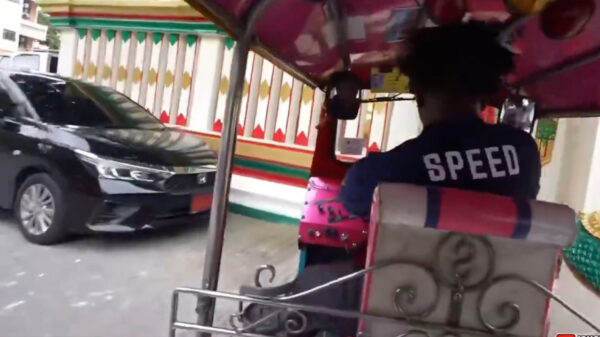 IShowSpeed verliest controle over z'n tuktuk en crasht in een Thaise tempel