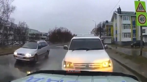 Als bezopen Rus is het niet heel verstandig om een politiewagen frontaal te rammen