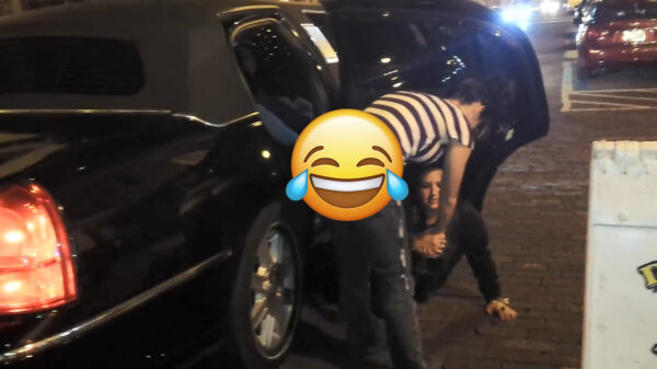 Dronken vriendinnen komen kacheltjelam de limousine uitgestrompeld