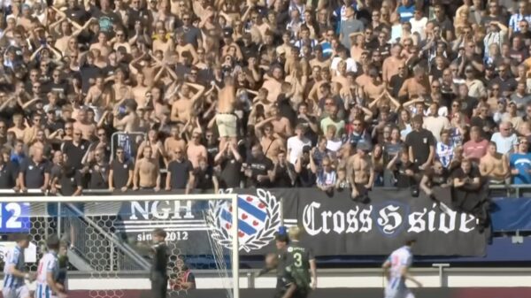 Terugkijken: Groningse supporters klimmen uit het uitvak en knokken met Heerenveen-fans.