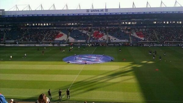 Terugkijken: Groningse supporters klimmen uit het uitvak en knokken met Heerenveen-fans.