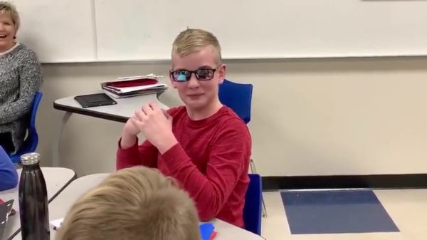 Kleurenblind jochie ziet voor het eerst in zijn leven kleuren