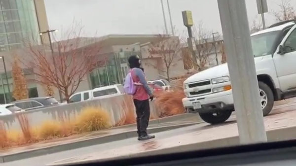 Antifa-wegblokkeerder treft de verkeerde en krijgt een paar rake klappen