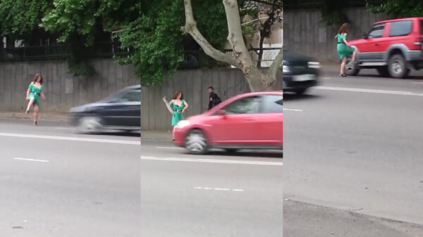 Dronken dame op straat is boos op alles en iedereen