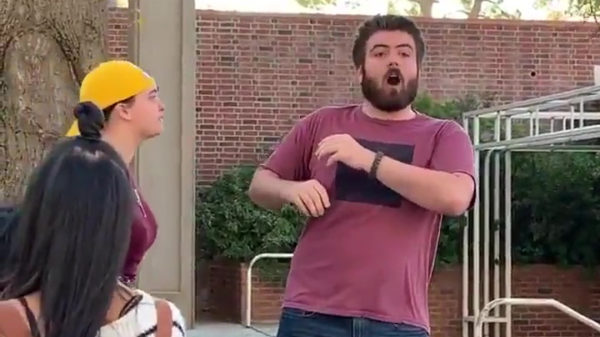 Sneeuwvlokje helemaal uit haar plaat vanwege All Lives Matter-bordje