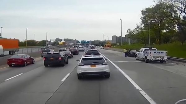 Verkeershufter krijgt verdiende portie karma nadat hij vrachtwagenchauffeur blijft irriteren