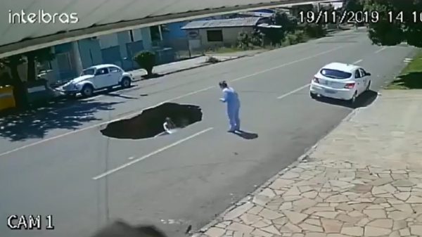Braziliaanse moeder zonder bril rijdt met haar dochter in een sinkhole