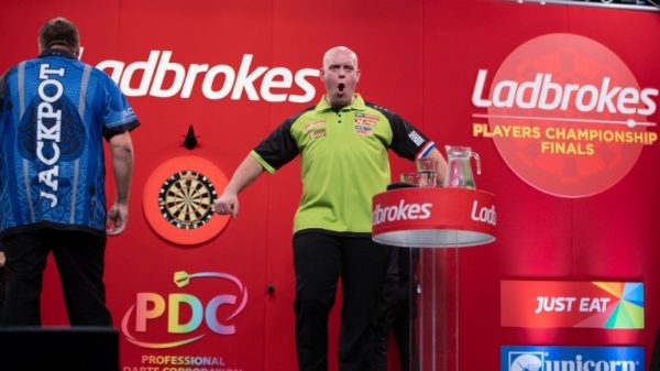 Eindelijk een negendarter voor Michael van Gerwen op de Players Championship Finals!