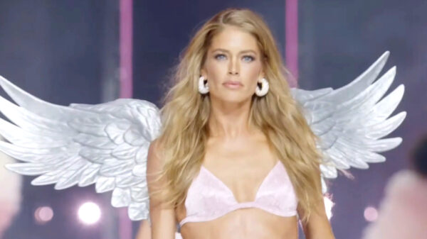 Doutzen Kroes komt met hak vast te zitten op catwalk van Victoria's Secret-show