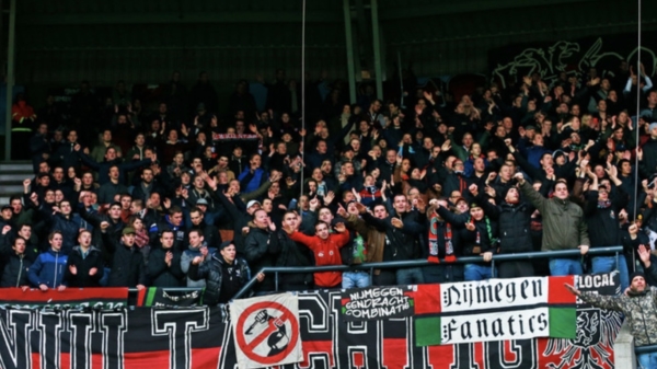 Nederland draait door: spandoek NEC mag stadion niet vanwege het woord 'zwart'