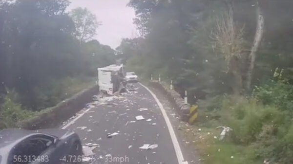 Sleurhut compleet aan gort gereden dankzij aanrijding in bocht