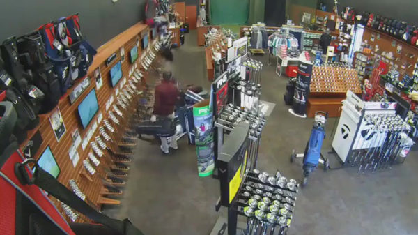 Hey Henk, zet jij die golftas weer even terug op zijn plek?