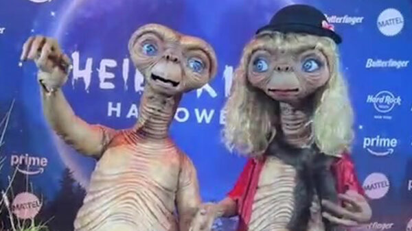 Heidi Klum verrast opnieuw met bizar E.T. kostuum voor Halloween 2024