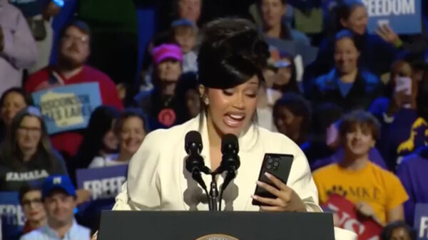 Cardi B met mond vol tanden bij Kamala Harris-rally als haar autocue niet werkt