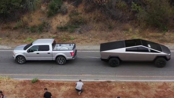 Tesla Cybertruck vernedert Ford F-150 in een tug-of-war