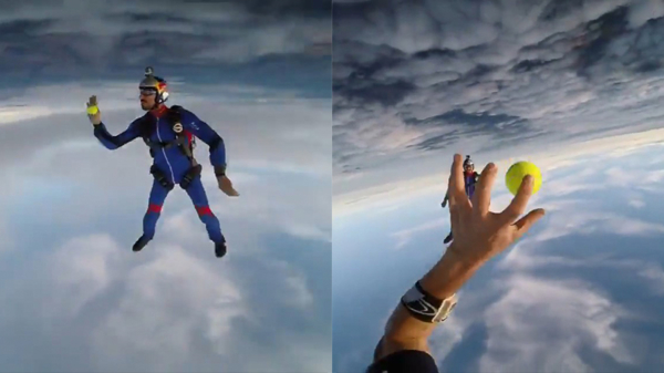 Skydivers spelen het spelletje overgooien voor gevorderden
