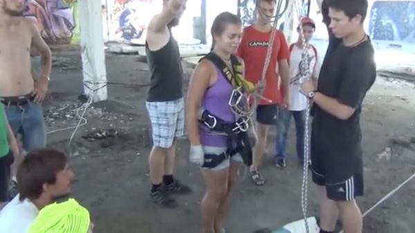 Waarom zou je "normaal" van een gebouw springen als het ook op deze manier kan?