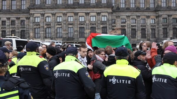 Politie grijpt in bij verboden pro-Palestijnse demonstratie in Amsterdam