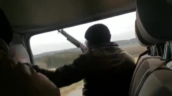 Belgische soldaat pleurt uit busje en wordt over straat gesleept