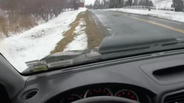 Aquaplanende Subaru-rijder heeft alle geluk van de wereld