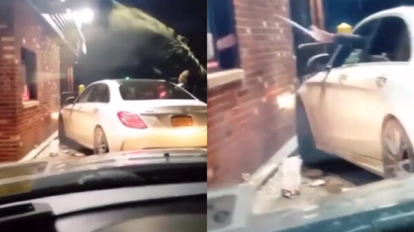 Roadragende ghetto-trutjes smijten met frisdrank in een drivethru