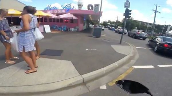 Naar vrouwen gluren op je motor kan je een stevige crash opleveren