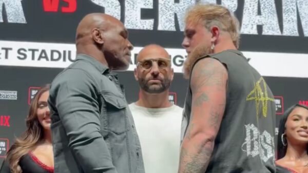 Jake Paul en Mike Tyson face off / staredown