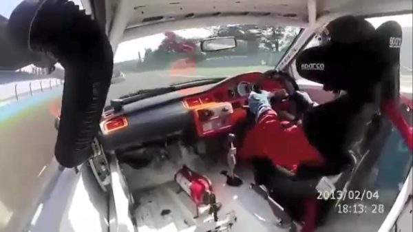 Autocoureur komt ontzettend goed weg als een stuk metaal door zijn voorruit vliegt