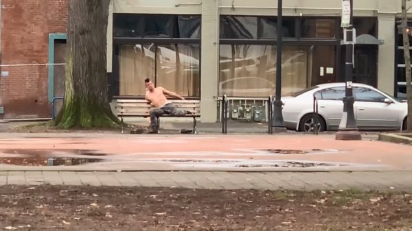 Hanenkam gaat behoorlijk lekker en geeft een artistieke performance op straat weg