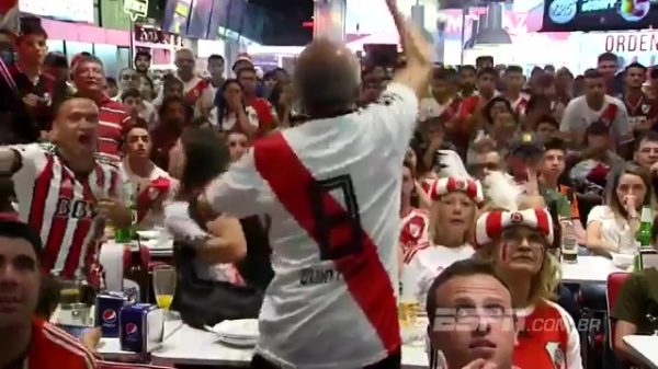 Opa weet de spanning voor alle voetballiefhebbers in de kroeg te verpesten