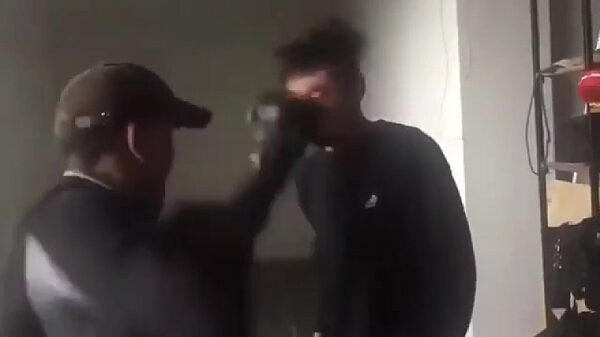 Aziatische idioot laat zijn gezicht als boksbal gebruiken