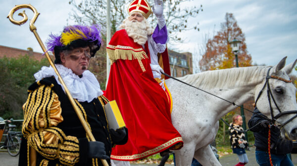 KOZP bekogeld met eieren door dorpelingen in Yerseke tijdens Sinterklaasintocht