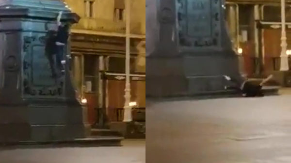 Op een standbeeld klimmen verloopt niet geheel zoals verwacht