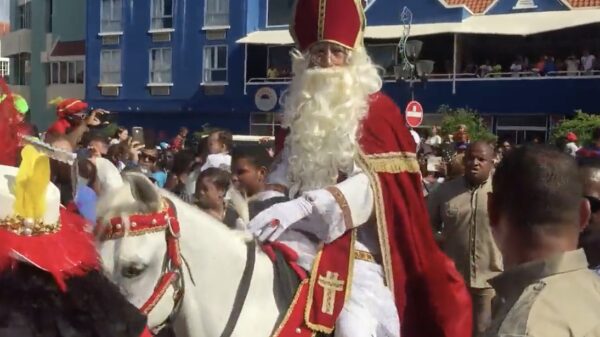 Sinterklaasfeest in Nederland onder vuur, maar op Curaçao blijft Zwarte Piet gewoon traditie