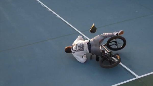 BMX'er veegt de vloer met zijn gezicht tijdens deze knetterharde faceplant