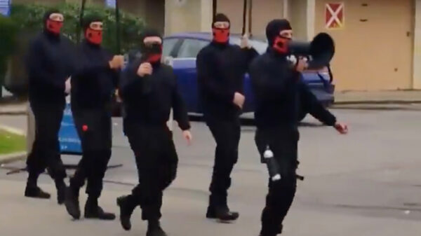 Amerikaanse neo-nazi's marcheren door de straten van Columbus, Ohio