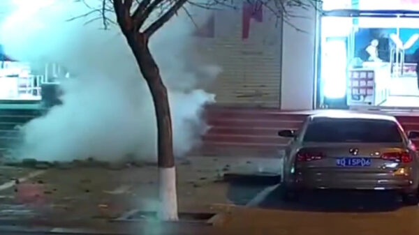 Koter gooit vuurwerk in put en veroorzaakt enorme explosie