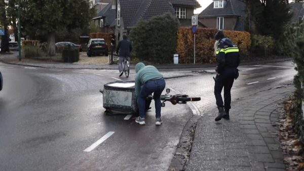 Gladheid in Baarn zorgt voor chaotische start van de dag voor fietsers