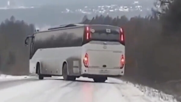 Bus vs sneeuw vs behoorlijk steile helling