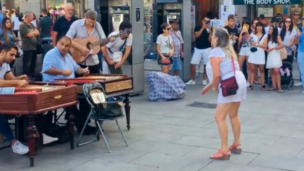 Vrouw zorgt meteen voor een ontspannen sfeer bij wat straatmuzikanten in Madrid