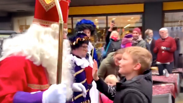 Sinterklaas in Zwolle laat zich niet tegenhouden door een brutaal mannetje