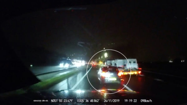 Ook een klein gaatje is voor deze mafkees op de A15 genoeg ruimte om rechts in te halen