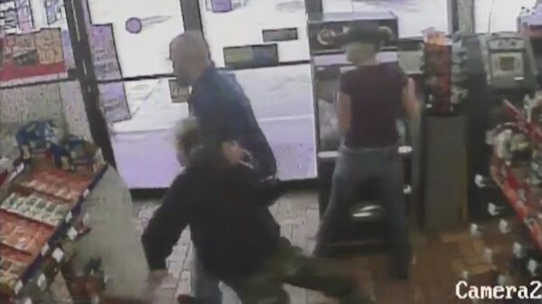 Reus van een winkelmedewerker wurgt overvaller en sleept hem naar buiten